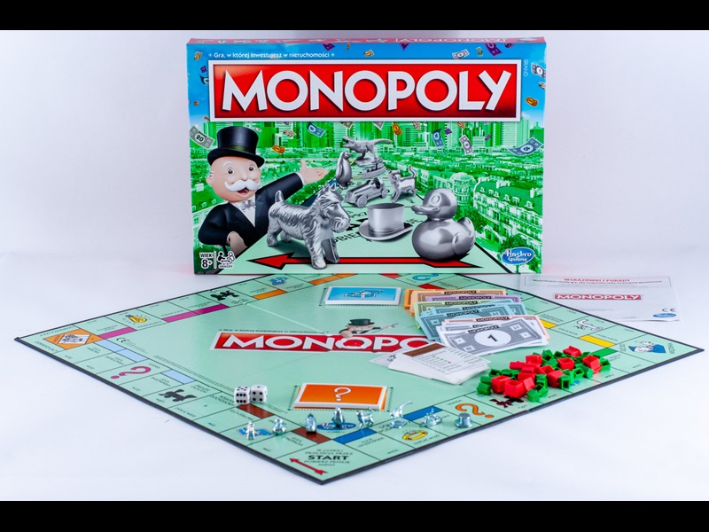 Plansza i pudełko gry planszowej Monopoly 